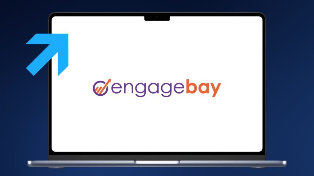 Logo von EngageBay auf dunkelblauem Hintergrund mit Screenshot